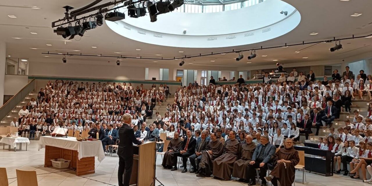 Ma délben került átadásra a Szent Angéla Általános Iskola és Gimnázium felújított épülete!